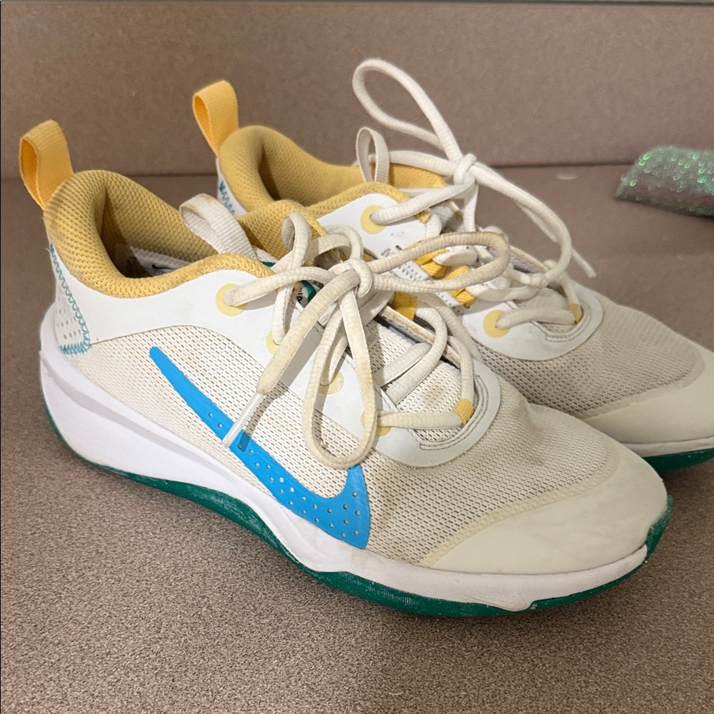 Nike Omni Multi-Court kids Athletic Sneakers